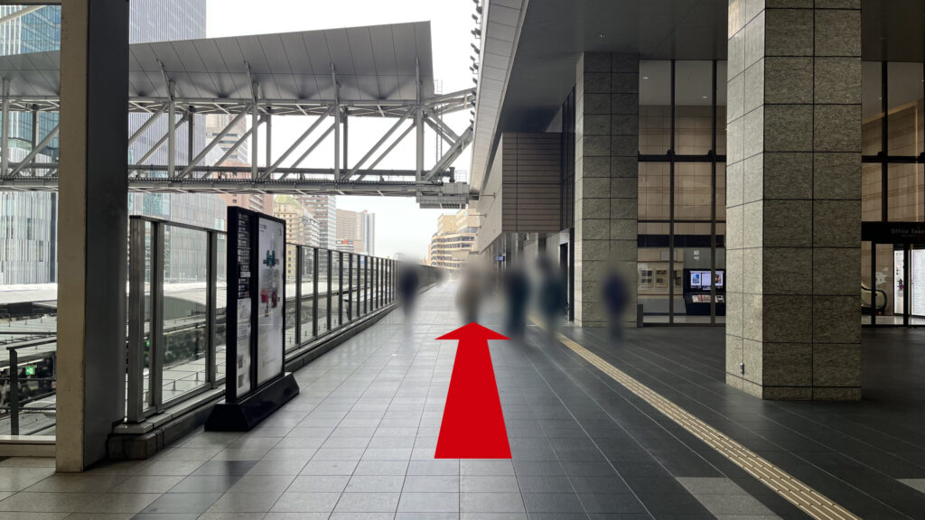 Compass Offices イノゲート大阪へのアクセス:左手下に大阪駅ホーム、右にノースゲートビルディングオフィスタワーがある通路を直進する様子 少し屋根がある