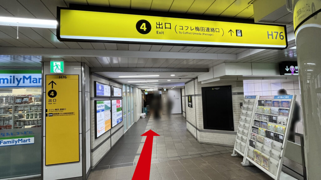 BIZcomfort大阪東梅田へのアクセス方法:谷町線東梅田駅の中東改札外にある「4番出口」への案内看板と隣接するファミリーマートの店舗