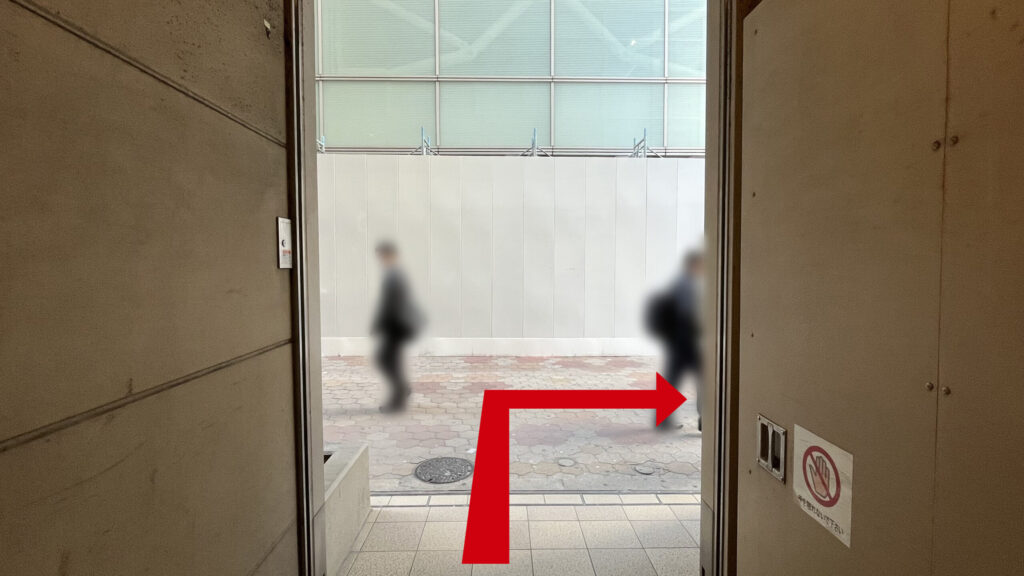 BIZcomfort大阪東梅田へのアクセス方法:「4番出口」から地上に出た直後の視界 向いにビル、正面に石畳の歩道がある