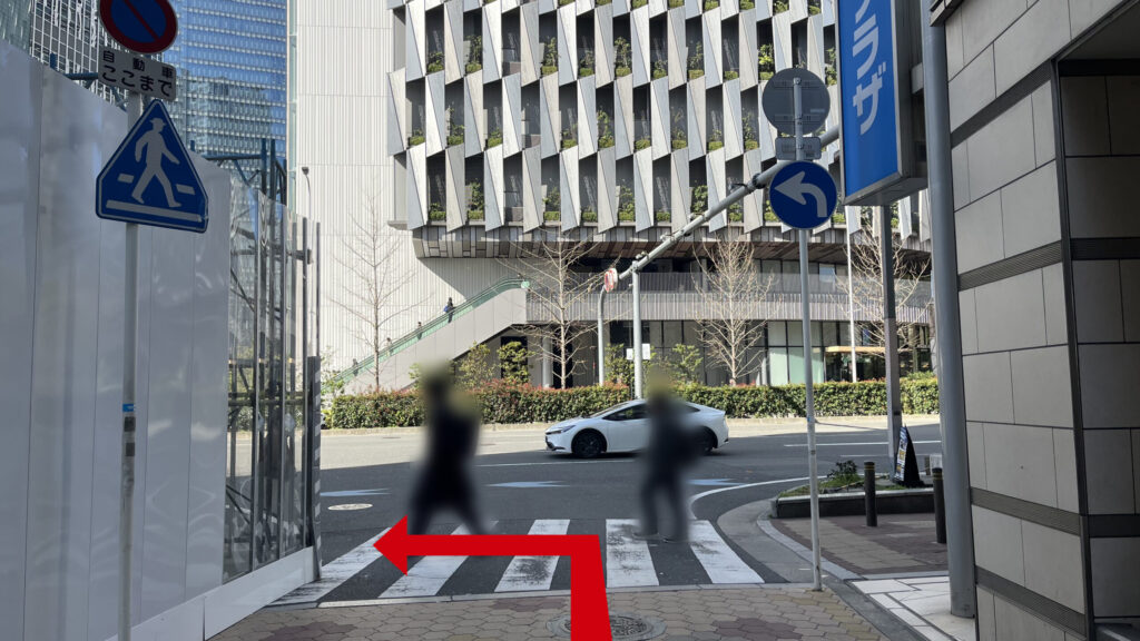 BIZcomfort大阪東梅田へのアクセス方法:地上出口付近の横断歩道と突き当たりにある御堂筋沿いの歩道 奥に阪神百貨梅田店の外観が見える