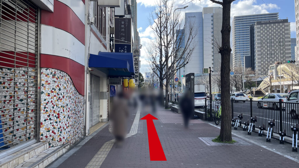 BIZcomfort大阪東梅田へのアクセス方法:御堂筋沿いの広い歩道と左手に見える飲食店街の風景