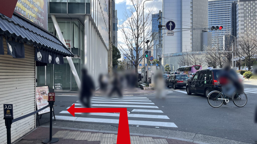 BIZcomfort大阪東梅田へのアクセス方法:御堂筋沿いの交差点と左折ポイントにある鯛焼き店の外観