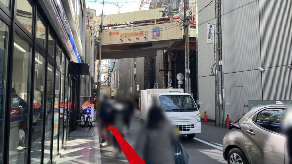 BIZcomfort大阪東梅田へのアクセス方法:目的地付近の路地と正面に見えるお初天神通りアーケードの入り口 左手にローソンがある