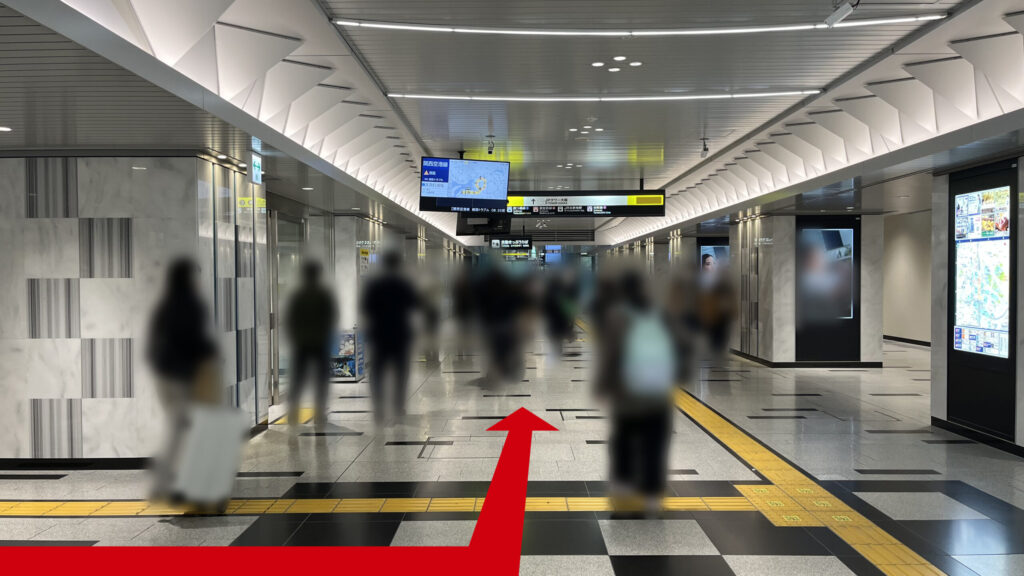 SYNTH×Business-Airport 西梅田ブリーゼタワーへのアクセス方法：JR大阪駅西口改札を出て、左手に向いている様子　運行状況案内モニターや案内看板などが前方に見える