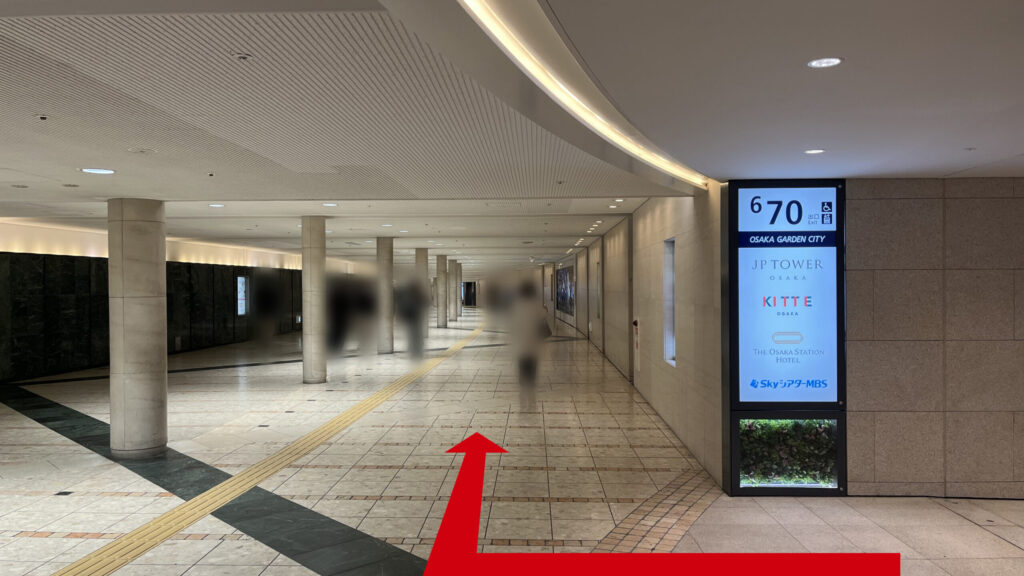 SYNTH×Business-Airport 西梅田ブリーゼタワーへのアクセス方法：等間隔に白い円柱が配置された地下通路　右手に6-70出口と書かれた案内板がある