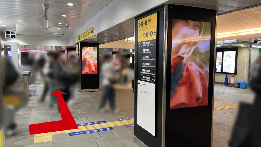 Compass Offices イノゲート大阪へのアクセス方法:OsakaMetro御堂筋線梅田駅北改札を出て左を向いた風景。目の前の柱に貼られた黄色い案内板に「3-B出口」の表記がある