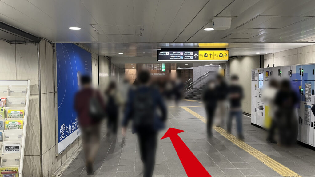 Compass Offices イノゲート大阪へのアクセス方法:「ココカラファイン」を左に曲がった風景 右側にコインロッカー、頭上の案内板に「3-B」出口方面の矢印が書かれている