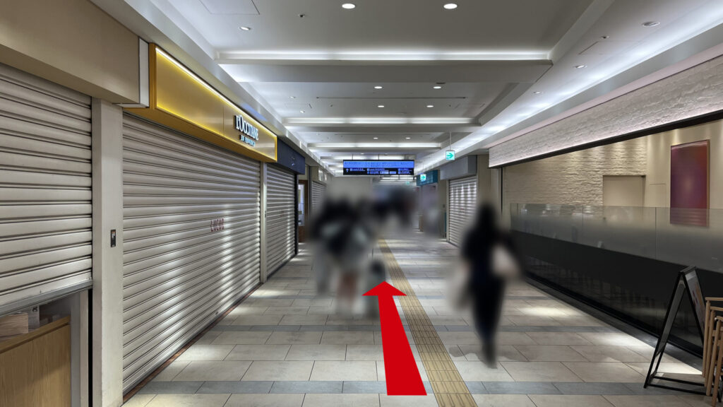 Compass Offices イノゲート大阪へのアクセス方法:ルクア館内の通路。左側に「L'OCCITANE」の店舗があり、右側には「SOUP STOCK TOKYO」の店舗がある