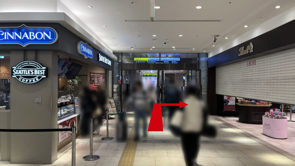Compass Offices イノゲート大阪へのアクセス方法:館内出口付近。「CINNABON」・「SEATTLE'S BEST COFFEE」の店舗が左手に、「Lindt」の店舗が右手にある
