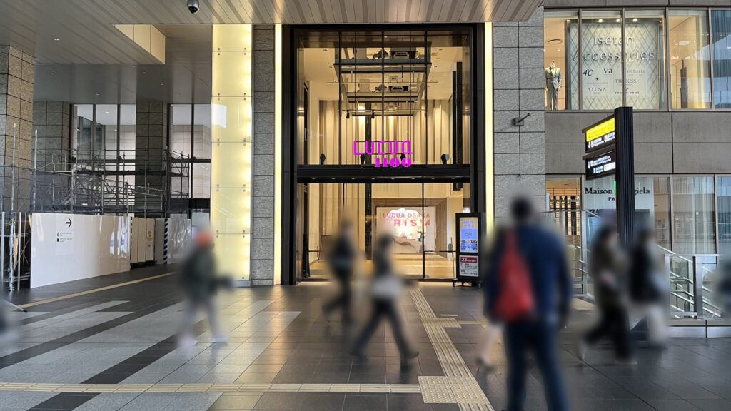 SHARE LOUNGE梅田 蔦屋書店へのアクセス方法：ルクアイーレ3F入り口を正面にみた図　右手に階段、左手に工事中のオフィスビルが見える