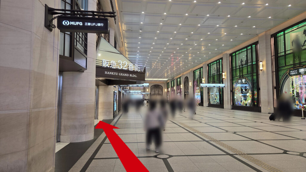リージャス梅田阪急グランドビルビジネスセンターへのアクセス方法：阪急グランドビルの柱と、その上部に設置された阪急32番街のサインプレート。