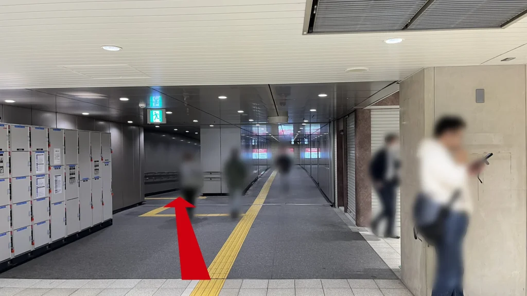 リージャス淀屋橋ビジネスセンターへのアクセス方法：点字ブロックに沿って、突き当たりの壁まで通路を直進する様子。