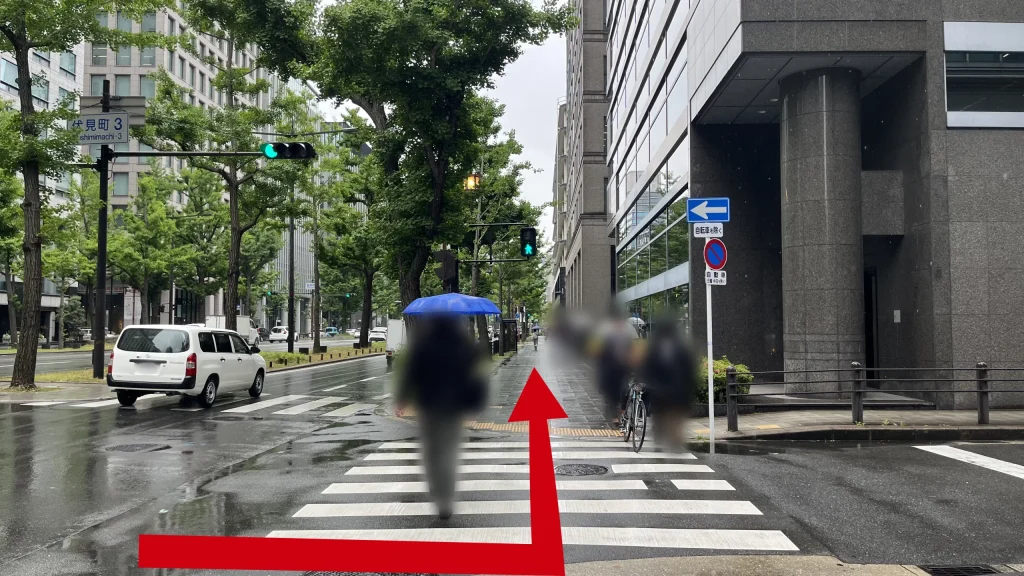 リージャス淀屋橋ビジネスセンターへのアクセス方法：横断歩道を渡った角を左に曲がり、すぐ先にある信号を渡る様子。