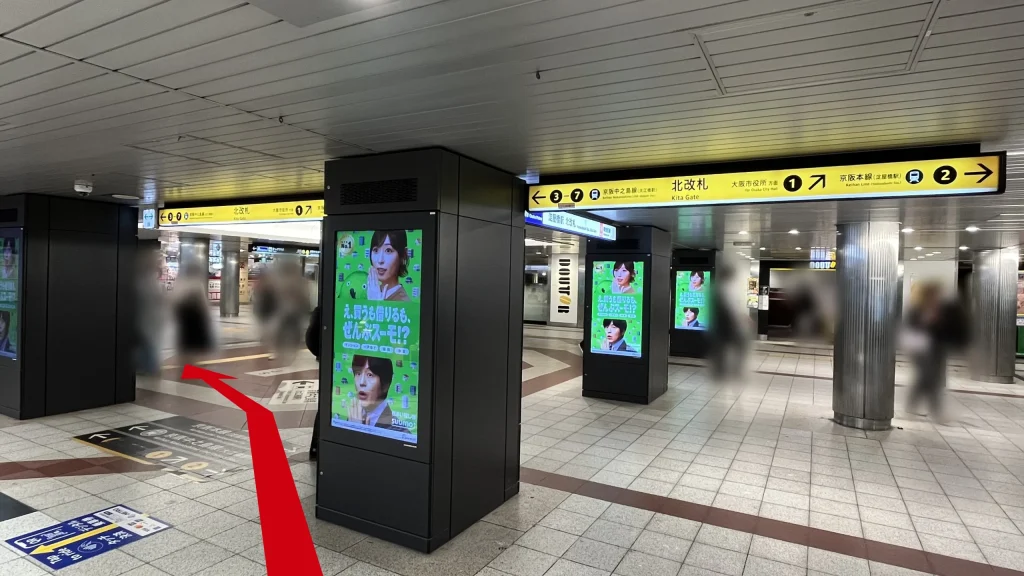 Signature大阪ダイビル本館へのアクセス方法：Osaka Metro御堂筋線淀屋橋駅の北改札外コンコースで、黄色い案内看板が頭上にある。ドトールが左斜め方向に見える