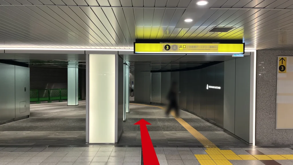 Signature大阪ダイビル本館へのアクセス方法：頭上に「3出口」と書かれた黄色い看板がある地下通路。