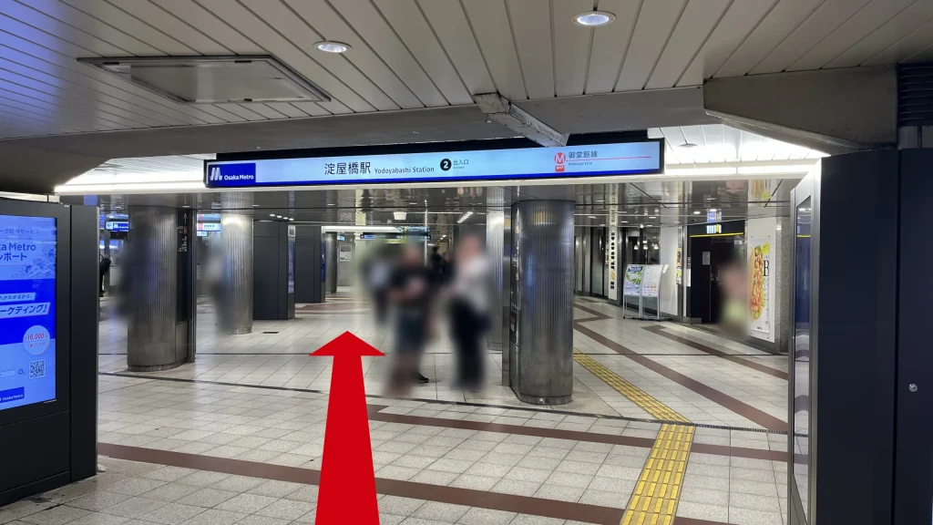 Signature大阪ダイビル本館へのアクセス方法：京阪本線淀屋橋駅 西改札を出た時に見える図　頭上に2万で愚痴の案内板、右前方にドトールがある
