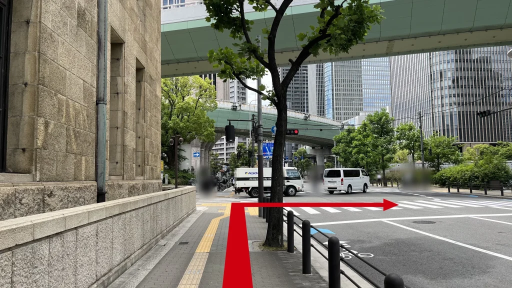 Signature大阪ダイビル本館へのアクセス方法：歴史的な石造りの建物の横の歩道の写真。左手に三井住友銀行大阪本店ビルが写っている。