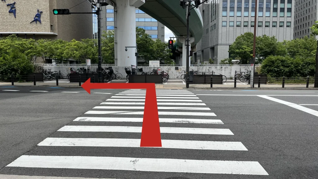 Signature大阪ダイビル本館へのアクセス方法：横断歩道に向かった写真。上空には阪神高速道路の高架があります。