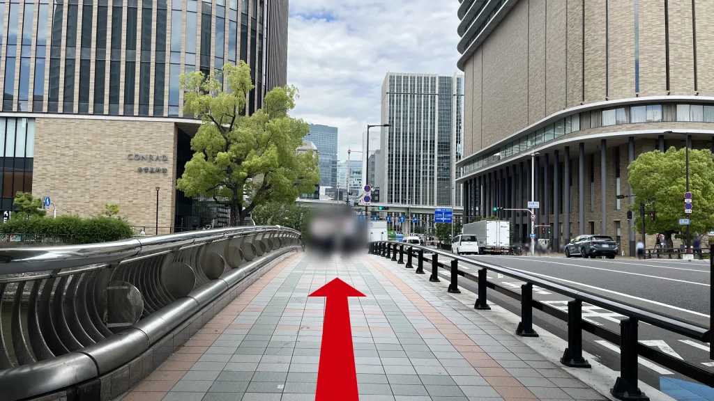 Signature大阪ダイビル本館へのアクセス方法：渡辺橋を渡る様子。フェスティバルタワー・ウエストが前方に見える
