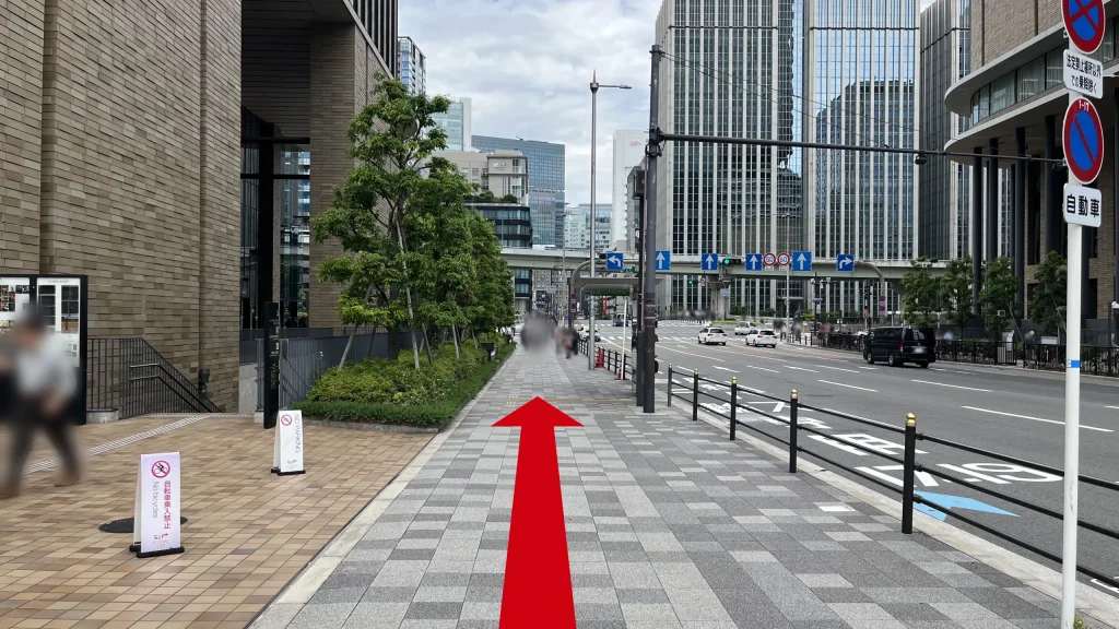 Signature大阪ダイビル本館へのアクセス方法：フェスティバルタワー・ウエストが左手に見える歩道の様子。右には御堂筋が走っている
