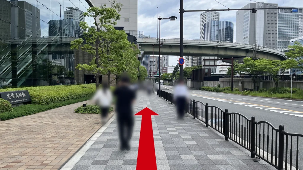 Signature大阪ダイビル本館へのアクセス方法：左側に香雪美術館の銘板があるビルの横の歩道。