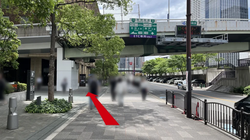 Signature大阪ダイビル本館へのアクセス方法：阪神高速道路の高架手前。