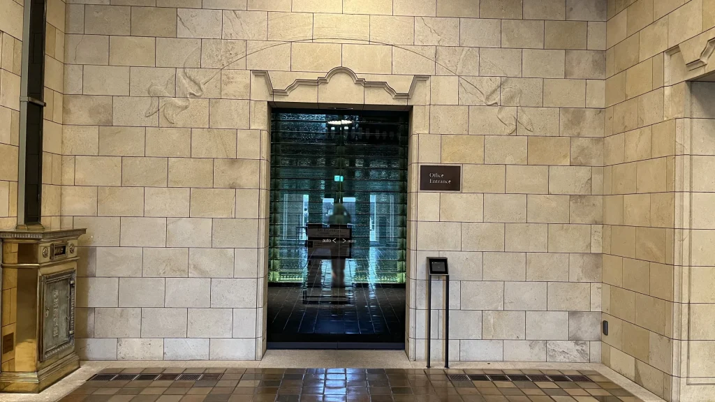 Signature大阪ダイビル本館へのアクセス方法：Office Entranceのサインがあるガラスの自動扉が正面に写っています。