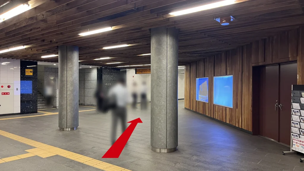 Signature大阪ダイビル本館へのアクセス方法：改札を出て左の先にある階段を上った図　右手に関係者扉、左側に出口3、間に通路がある