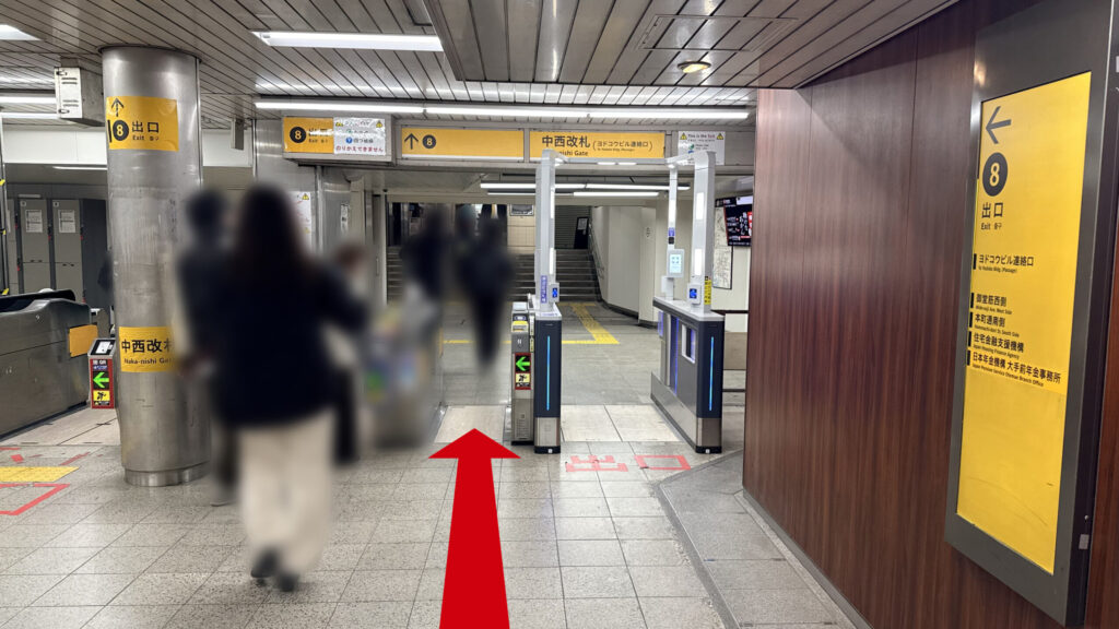 H¹O 本町Ⅱへの行き方：本町駅の中西改札の風景。前方の黄色い看板に「8出口」と表示されている。