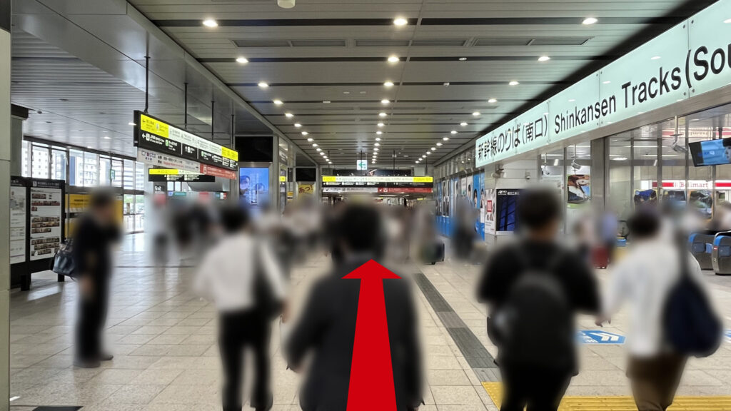 リージャス新大阪阪急ビルビジネスセンターへの行き方：駅構内のコンコース。右側に「新幹線のりば（南口）」の入口があり、左奥の通路へ向かって歩行者が進んでいる。