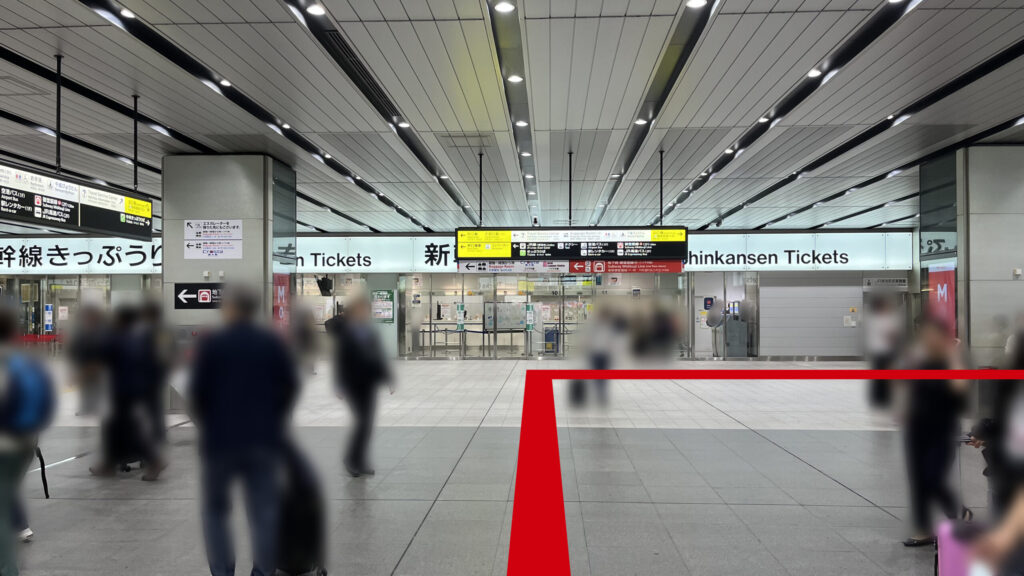 リージャス新大阪阪急ビルビジネスセンターへの行き方：JR新大阪駅の新幹線中央口改札外にあるコンコース。右側に「新幹線自動きっぷうりば」の看板が見え、多くの歩行者が行き交っている。