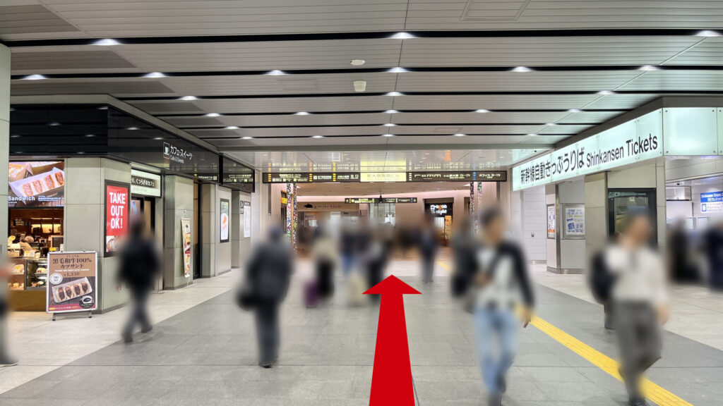 リージャス新大阪阪急ビルビジネスセンターへの行き方：JR新大阪駅の新幹線中央口改札外にあるコンコース。改札を出て右に向いた図。左手にカフェ・スイーツと書かれたエリア、右手に新幹線自動きっぷ売り場がある広い通路