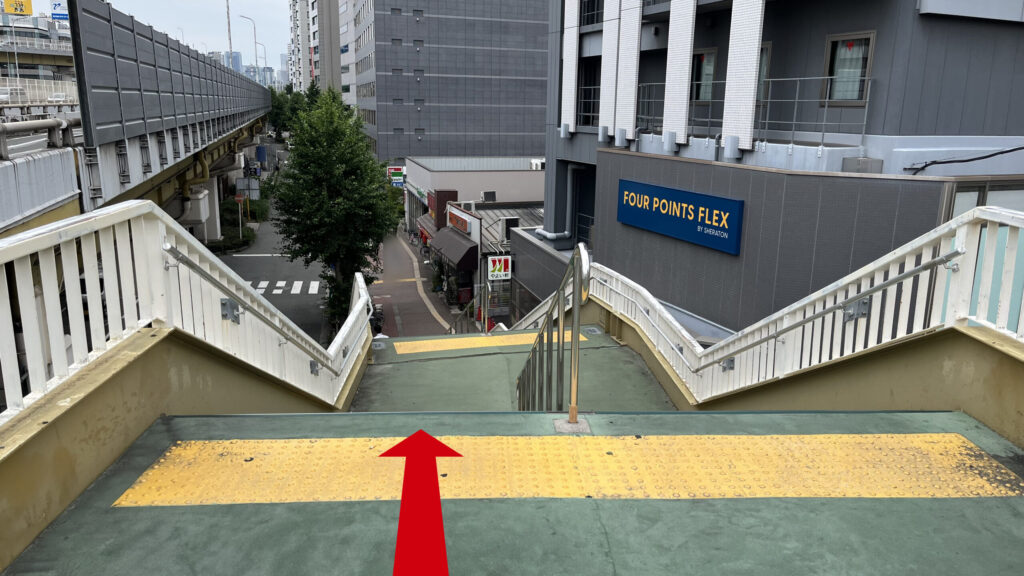 リージャス新大阪南ビジネスセンターへの行き方：歩道橋の階段付近　白い柵に緑色に塗られた階段が下に伸びている
