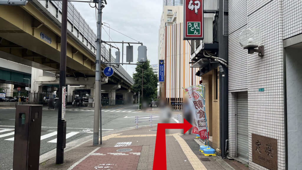 リージャス新大阪南ビジネスセンターへの行き方：横断歩道付近の角　右になか卯、左と前方に横断歩道が見える