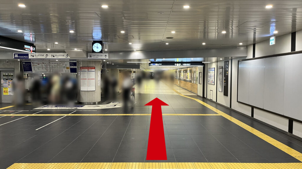 リージャス新大阪南ビジネスセンターへの行き方：OsakaMetro御堂筋線新大阪駅中改札横の通路の写真　左側に切符売り場、右側に通路がある