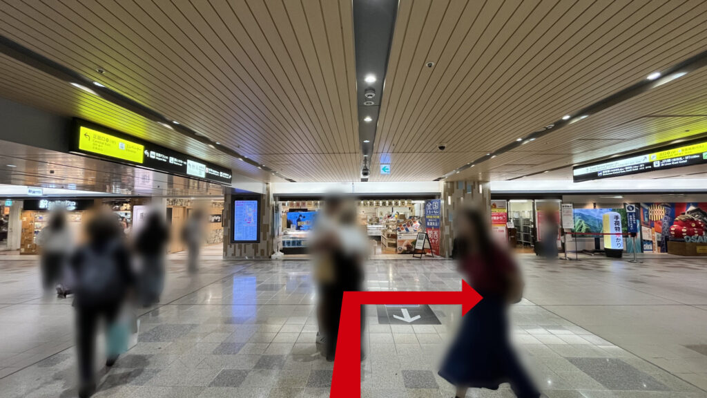 リージャス新大阪南ビジネスセンターへの行き方：御堂筋線への連絡エスカレーターを下った時に見える風景　正面にはお土産屋さんが見える